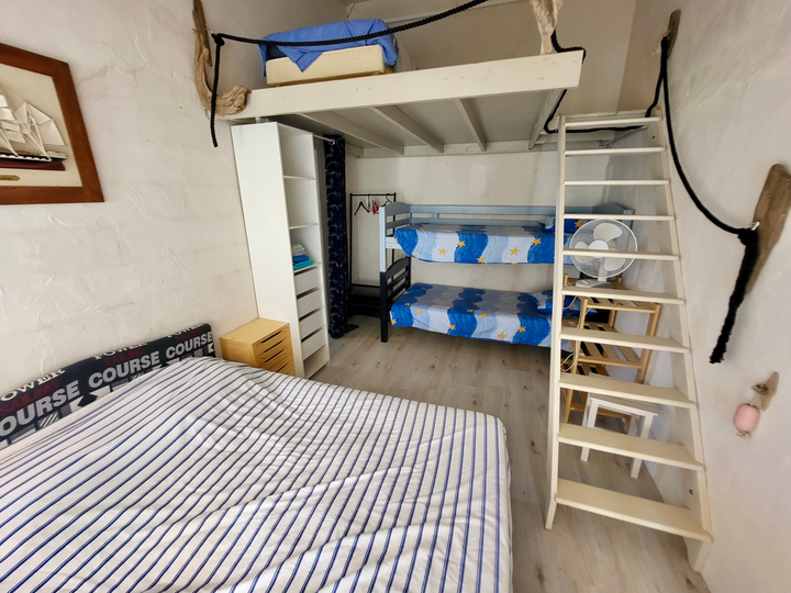 Chambre Studio avec 1 lit double 3 lits simples